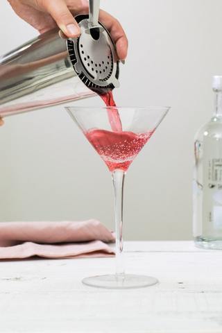 A Complete Guide to the Cosmopolitan Cocktail